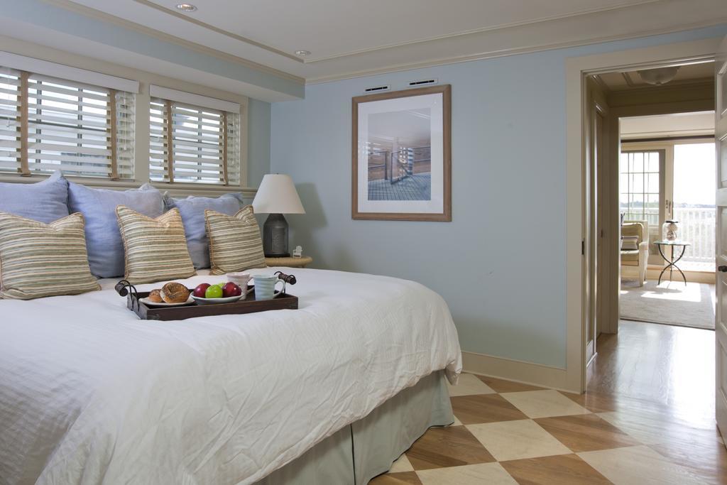 אדגרטאון Vineyard Square Hotel And Suites חדר תמונה